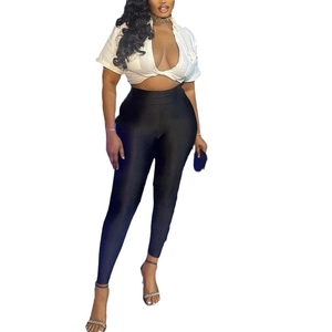 Legging sexy taille haute pour femme avec polo court blanc et pantalon serré noir