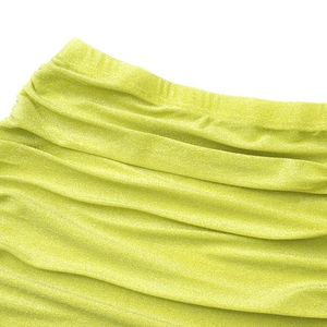 Nahaufnahme des hellgelben gerafften Stoffes mit Metallglanz und elastischer Textur