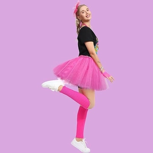 Détail d'une tenue de fête rétro années 80 avec t-shirt noir et jupe tutu rose fluo