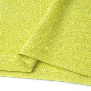 Detail von neongrünem Glitzerstoff mit Metallic-Glanz und sauberer Overlock-Naht