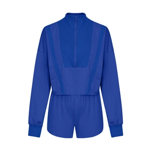 Vue détaillée du survêtement en tricot bleu roi avec col zippé et poignets côtelés