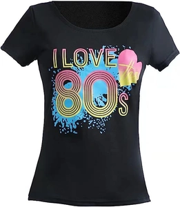 Détail de l'imprimé vintage I LOVE 80S et cœur rose sur un T-shirt noir en maille