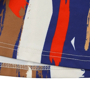 Detailaufnahme der Doppelnadelnaht auf abstraktem Ölgemälde-Print eines Overalls