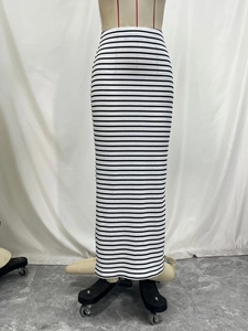 Vue détaillée de la jupe longue en maille à rayures noires et blanches avec texture côtelée