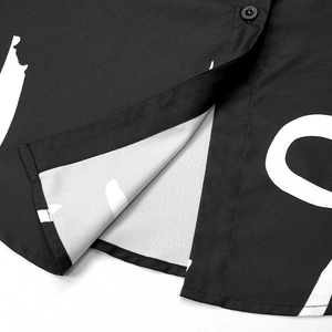 Macro-opname van de zoom van het shirt met zijsplit en stikseldetails op bedrukte stof