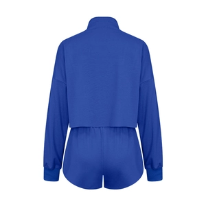 Vue arrière de l'ensemble de survêtement bleu roi avec sweat à capuche court et short