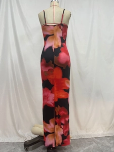 Vue arrière de la robe longue à imprimé floral contrasté avec fines bretelles et fente