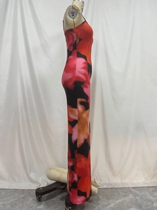 Vue latérale d'une robe longue en maille ajustée avec imprimé floral rouge et rose