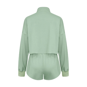 Vue arrière de l'ensemble deux pièces vert clair en maille avec haut et short décontracté