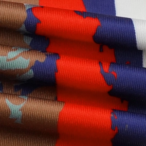 Makroaufnahme von buntem abstraktem Print-Stoff mit gerippter Textur für die Jumpsuits