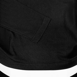 Dettaglio della maglia nera a coste con trama fine e orlo resistente a doppia cucitura