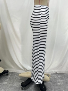 Vue latérale d'une jupe longue en maille extensible à rayures noires et blanches