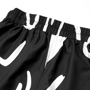 Detail macro-opname van de hoge elastische tailleband op zwart-wit geprinte broek