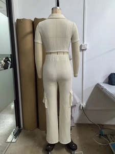 Detail der gerippten Strickstruktur auf beigem Set mit Hose und Cargotaschen