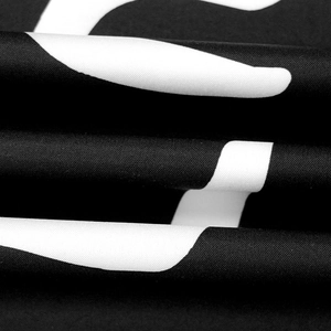 Macro-opname van zwarte stof met witte golfpatronen en fijne textieltextuur