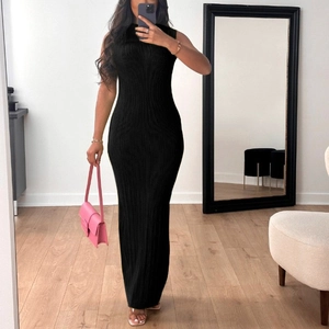 Ärmelloses, schmal geschnittenes schwarzes Strick-Maxikleid mit vertikalen Falten und Rundhals