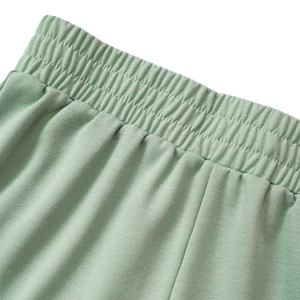 Détail du pantalon en maille vert menthe montrant la taille élastique et les coutures