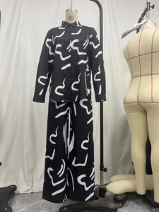 Detail van de hoge taille broek en shirt met lange mouwen in zwart-wit print