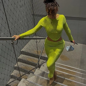 Neongrünes Pailletten-Set mit langärmligem Crop-Top und figurbetontem Rock für Damen