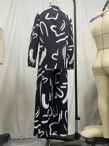 Achteraanzicht van dames set met lange mouwen shirt en bedrukte broek met wijde pijpen