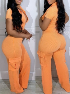 Details des orangenen Rippstrick-Sets mit kurzem Zip-Top und Cargohose mit Taschen