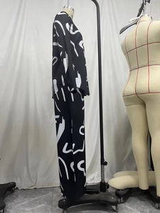 Detailoverzicht van een abstracte zwart-wit bedrukte set van shirt en broek