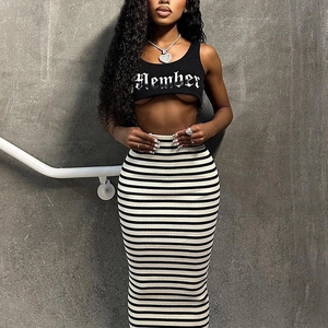 Détail de la jupe rayée taille haute et du crop top noir avec imprimé Member