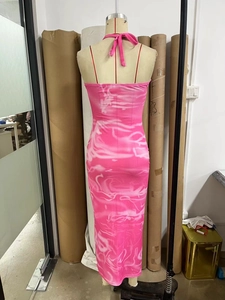 Detail eines Kleides mit rosa Marmordruck, Neckholder und überkreuztem rückenfreiem Design
