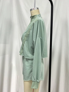 Vue latérale d'un ensemble en tricot vert menthe avec sweat à capuche court et short assorti