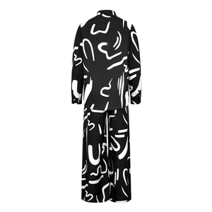 Achteraanzicht van zwart-witte set met abstracte print, lange mouwen en een broek