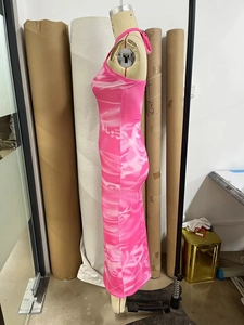 Detail eines rosa-weißen figurbetonten Neckholder-Kleids mit Wellenmuster-Druck
