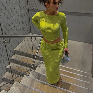 Funkelndes lindgrünes Zweiteiler-Set mit engem Langarm-Crop-Top und gerafftem Midirock