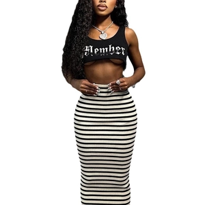 Ensemble en tricot 2 pièces pour femmes avec crop top noir et jupe moulante rayée