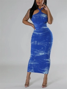 Vorderansicht von Damen Halterneck Maxikleid mit blauem Marmormuster und enger Passform