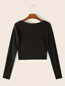 Top corto nero a maniche lunghe da donna in maglia a costine con girocollo su una gruccia