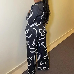 Tweeledige dames set van een zwart overhemd en wijde broek met abstracte golfprint