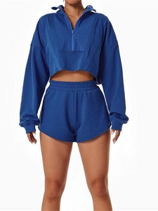 Ensemble deux pièces en tricot bleu marine pour femme avec haut court zippé et short taille haute