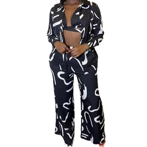 Dames driedelig setje met shirt met lange mouwen, crop top en wijde broek met graffiti-print