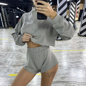 Détail de l'ensemble deux pièces en tricot gris avec sweat à capuche zippé et short taille haute