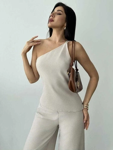 Ensemble chic haut asymétrique et pantalon large taille haute de couleur beige clair