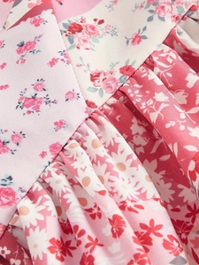 Rosa Kleid mit Blumendruck, gestuftem Saum und romantischem Vintage-Boho-Stil