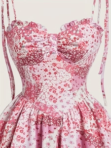 Rosa geblümtes Trägerkleid mit Rüschensaum und dekorativen Knöpfen für Damen