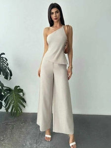 Ensemble chic en maille beige pour femme avec haut asymétrique et pantalon large fluide