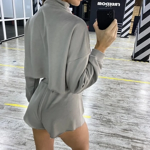 Vue détaillée d'un ensemble deux pièces gris tricoté avec sweat à capuche et short court