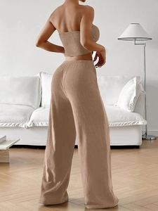 Ensemble tricoté marron pour femme avec haut bustier et pantalon large, vue de dos