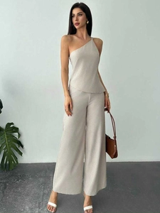 Ensemble élégant deux pièces avec haut à volant asymétrique et pantalon large taille haute