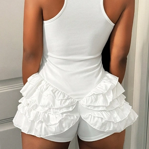 Détail d'un body blanc à fines côtes avec volants multicouches au dos et coupe ajustée