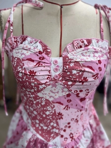 Details von rosa geblümten Stufenkleid mit gerafftem Oberteil und Schulterschleifen