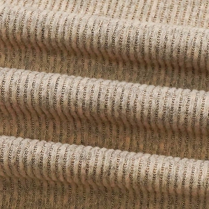 Gros plan détaillé de la texture en maille côtelée de l'ensemble haut d'été sans manches