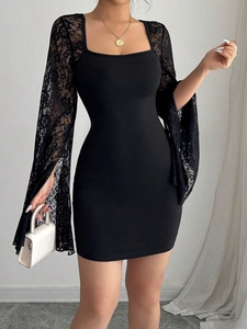 Robe noire moulante avec manches évasées en dentelle élégantes et décolleté carré